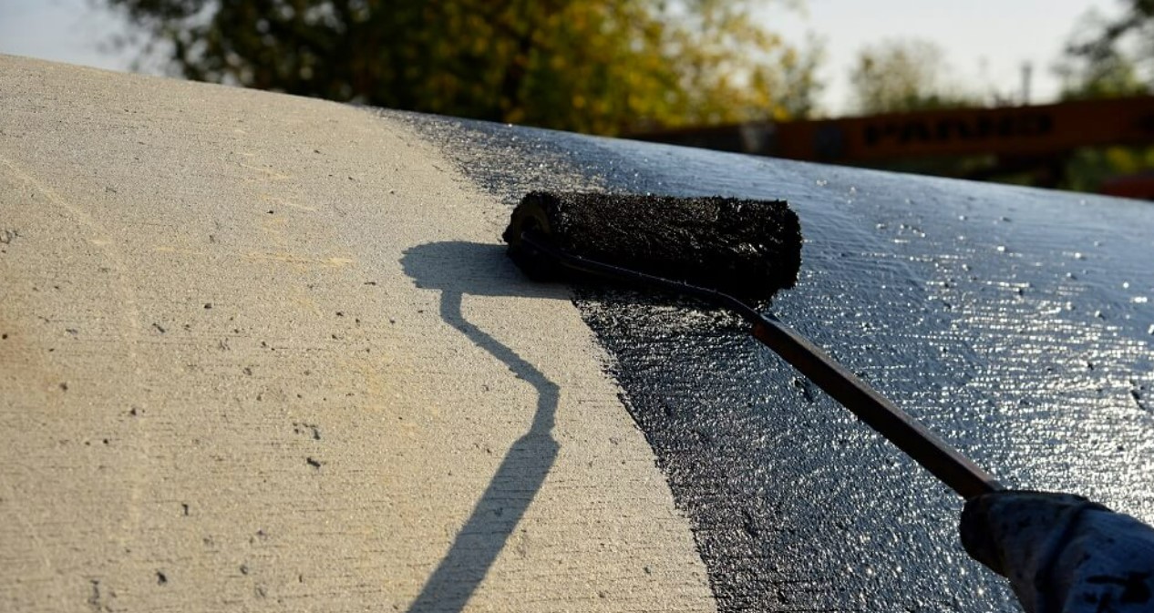 NITOPROOF 10 (200L)-Nitoproof 10 is a brown/black liquid blend of selected bitumens emulsified with water to give an easily applied protective coating.Multipurpose, serves both as a protective coating