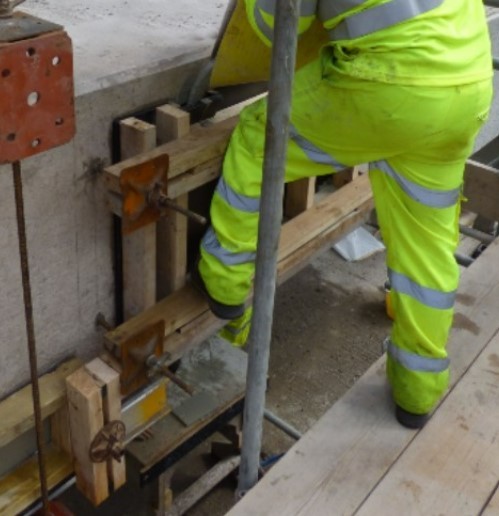 RENDEROC LA (25kg)-High performance free flowing low alkali micro concrete conforming to the requirements of
BS EN 1504-3 Class R4. For the reinstatement of reinforced concrete where low permeability 